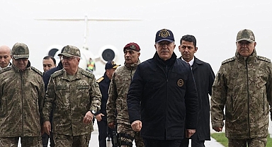 Savunma Bakanı Hulusi Akar'dan Suriye sınırında inceleme