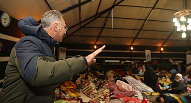Eyyübiye Belediye Başkanı Mehmet Kuş depremzedelerle bir arada