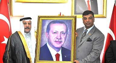Halil Aslan Yabancı Misafirlerine, Erdoğan Tablosu Hediye Etti