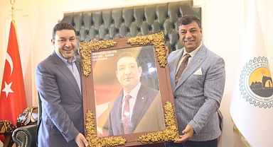 Halil Aslan Harran Belediye Başkanı Mahmut Özyavuz'a tablo hediye etti