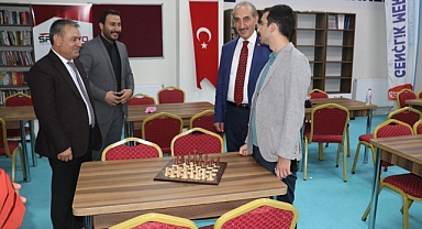 Başkan Yalçınkaya üniversiteyi kazanan öğrencilerle yemekte buluştu