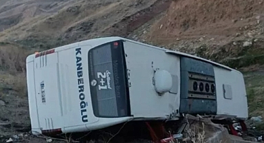Korkunç kaza! 3 kişi ölürken, 22 kişi yaralandı