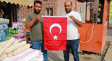 Harran Belediyesi Cumhuriyetin 100. Yılında esnaf ve vatandaşlara bayrak dağıttı