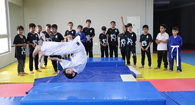 Sporla tanışan gençler Başkan Canpolat'a teşekkür etti