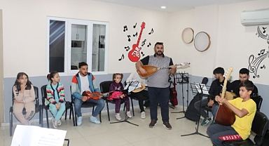 Gençlik Merkezlerinde Gençler, Hem Ders Çalışıp Hem Sanat Öğreniyor