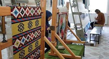 Karaköprü’de kadınlar el emeği halılar üretiyor