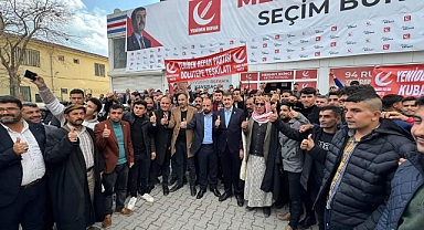 Abdülkerim Koç YRP'ye katıldı, rozetini Mehmet Ekinci taktı