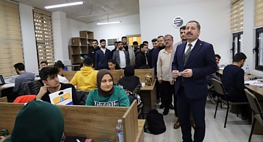 Baydilli'den Üniversiteye hazırlanan öğrencilere eğitim desteği