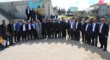 Başkan Canpolat, AK Parti'ye katılan vatandaşların rozetini taktı