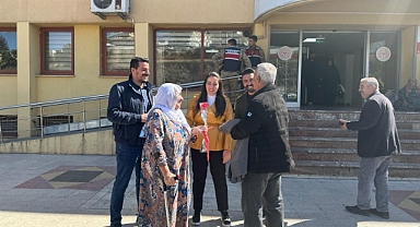 Gülpınar için Sokak Sokak Karanfil Dağıttılar