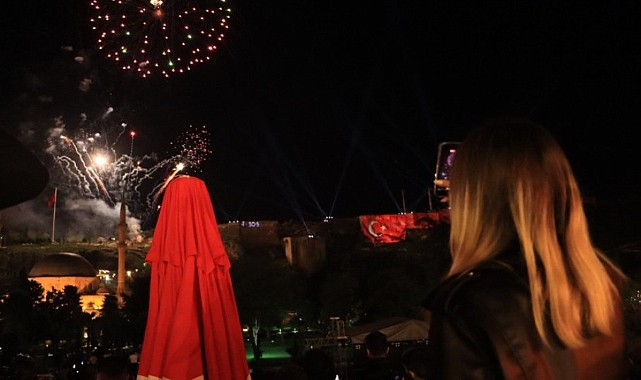 Kurtuluş temalı ışık ve lazer gösterisi izleyenleri büyüledi!