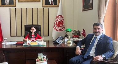 Vekil Eyüpoğlu, Koltuğunu Minik Meryem Azra'ya devretti