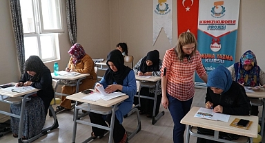 Kadınlar Milletevlerinde meslek öğreniyor