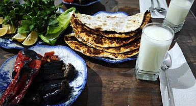 Şanlıurfa’nın Lezzet Hazineleri: Tepsi Kebabı ve Lahmacun İkilisi