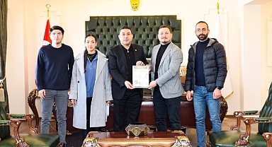 Başkan Özyavuz'u ziyaret ederek Havadis-i Mektep gazetesini takdim ettiler