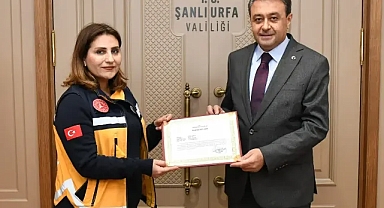 Vali Şıldak, kahraman Zehra Tankuş’a ödül verdi