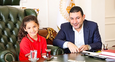Başkan Özyavuz Koltuğunu Minik Zeynep'e Devretti