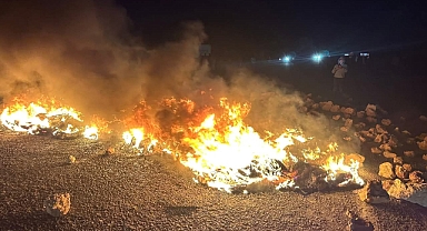 Elektrik kesintilerini protesto eden vatandaşlar Akçakale'de karayolunu trafiğe kapattı 