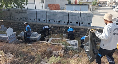 Viranşehir'de bayram öncesi mezarlıklarda temizlik çalışmaları devam ediyor