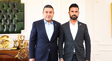 Yeniden Refah Partisinden İstifa Ederek Mhp'ye Geçti: Rozetini Başkan Özyavuz Taktı