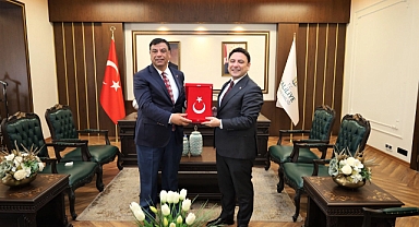 Halil Aslan Haliliye Kaymakamı Muhammed Serkan Şahin'i ziyaret ederek Kur'an'ı Kerim hediye etti