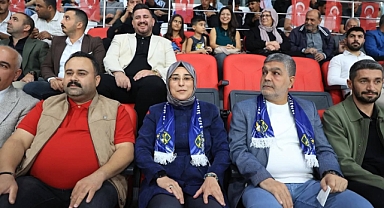 Başkan İnan ve Milletvekili Yazmacı, Viranşehir Kadın Voleybol Takımına Tribünden Destek Verdi