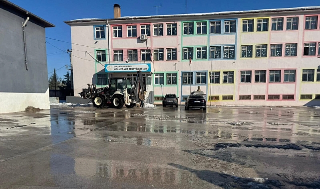 Viranşehir’de Okul Bahçeleri Kardan Temizlendi
